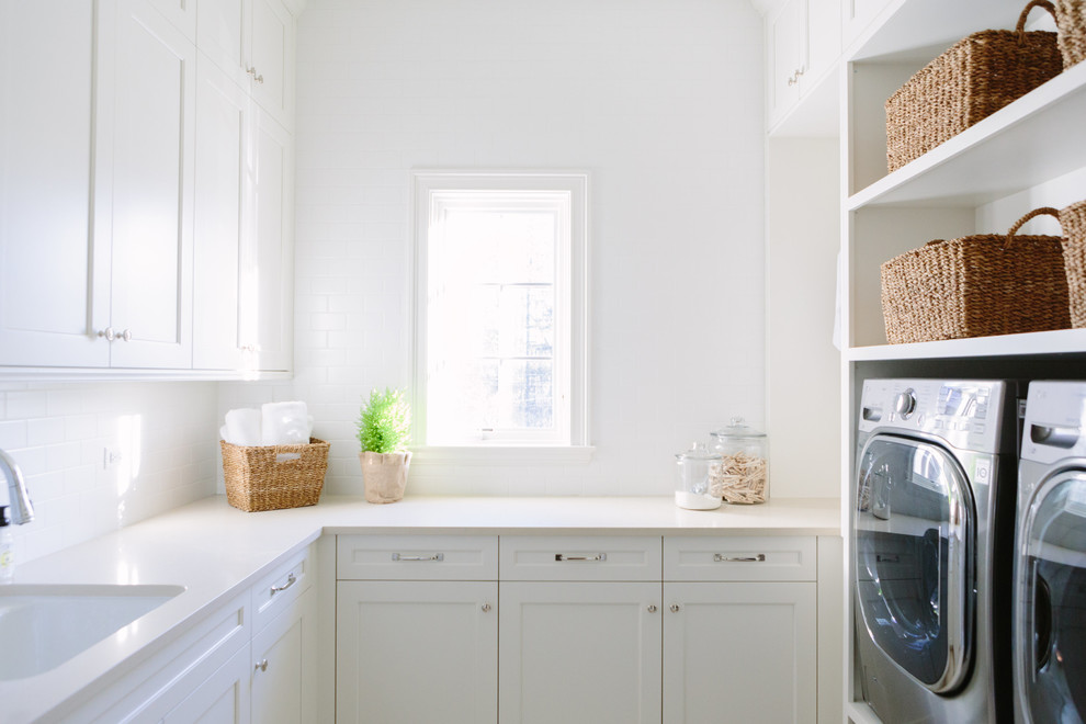 Idéer för vintage u-formade beige tvättstugor enbart för tvätt, med en undermonterad diskho, vita skåp, bänkskiva i koppar, vita väggar, en tvättmaskin och torktumlare bredvid varandra och skåp i shakerstil
