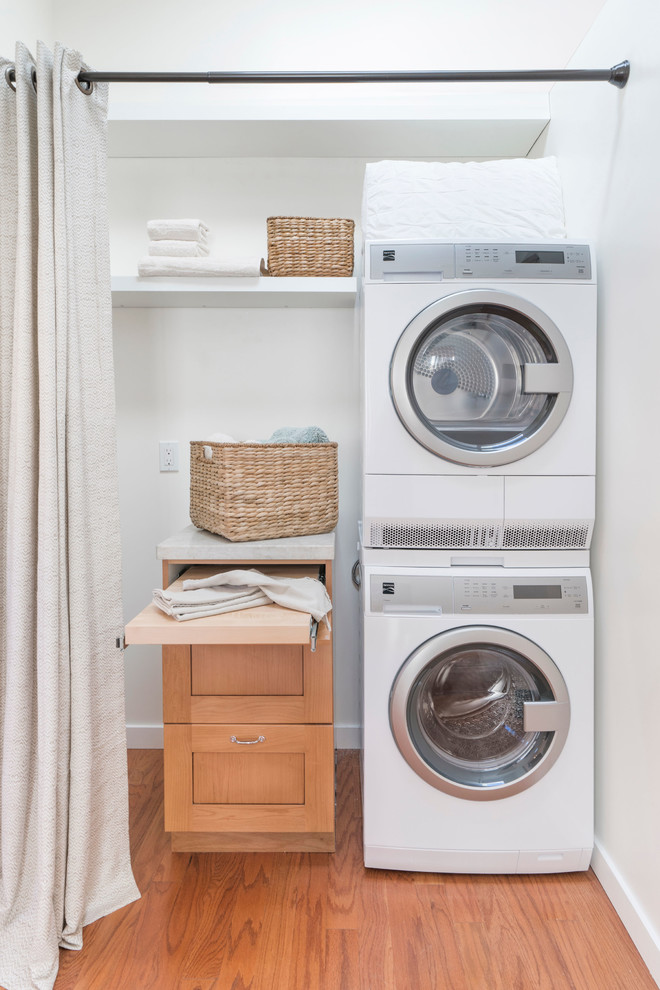 Esempio di una piccola lavanderia multiuso american style con ante in stile shaker e lavatrice e asciugatrice a colonna