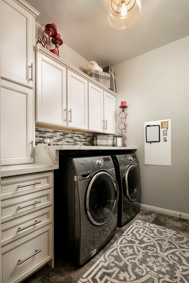 ラスベガスにあるお手頃価格の小さなトランジショナルスタイルのおしゃれな洗濯室 (I型、フラットパネル扉のキャビネット、白いキャビネット、クオーツストーンカウンター、グレーの壁、磁器タイルの床、左右配置の洗濯機・乾燥機) の写真