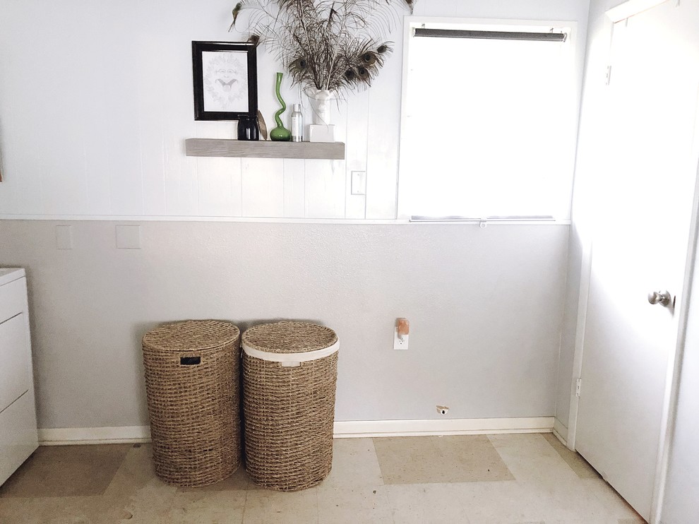 Idee per una lavanderia multiuso minimalista di medie dimensioni con ante lisce, ante bianche, top in legno, pareti viola, pavimento in vinile, lavatrice e asciugatrice affiancate, pavimento beige e top bianco