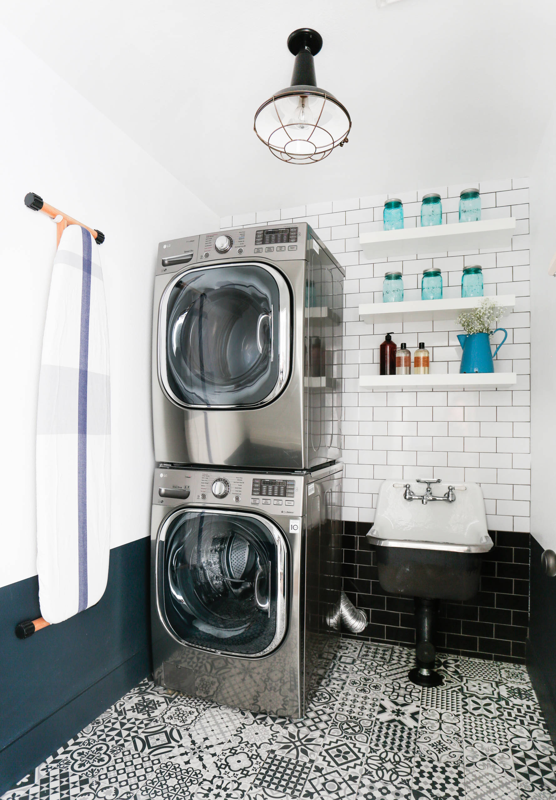 Lydia on Instagram: “L'idée d'aménagement dans une buanderie pour lave linge  et sèche linge 💡. Super pratique pour vi…