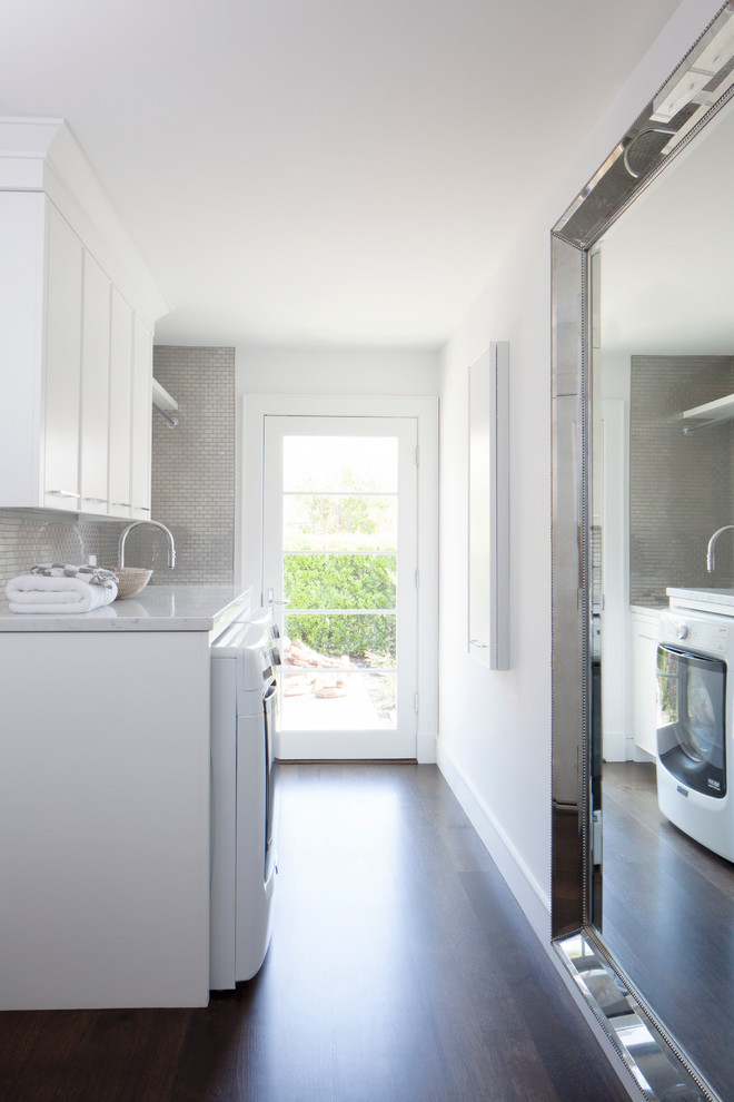 Zweizeilige, Mittelgroße Moderne Waschküche mit Unterbauwaschbecken, weißen Schränken, Quarzwerkstein-Arbeitsplatte, weißer Wandfarbe und Waschmaschine und Trockner nebeneinander in San Francisco