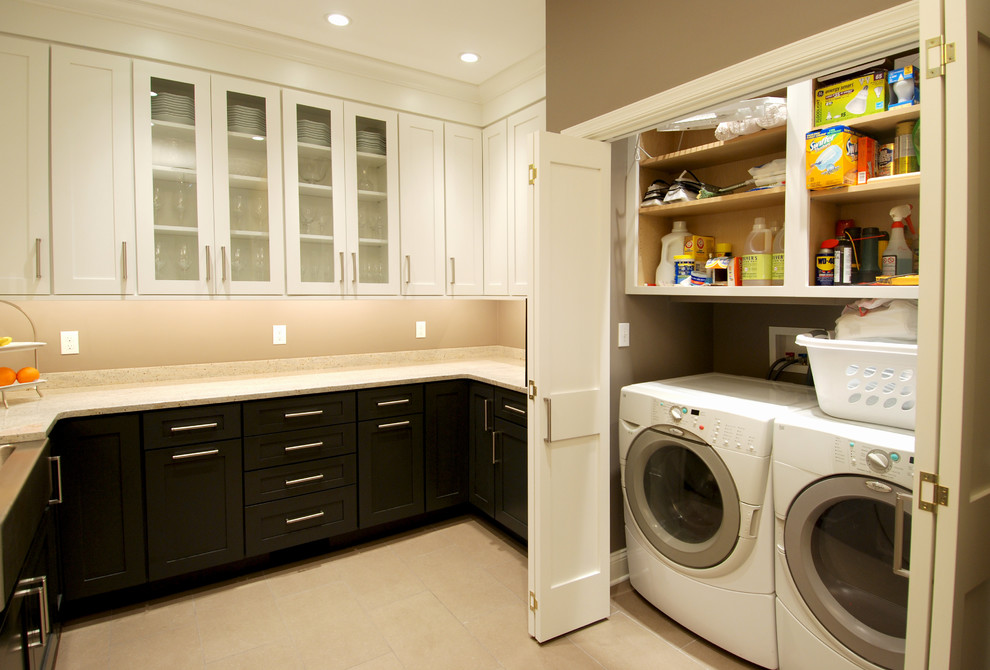 Esempio di una lavanderia multiuso classica di medie dimensioni con ante bianche e lavatrice e asciugatrice nascoste