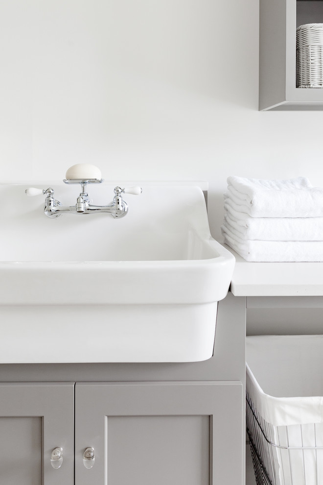 Bild på en mellanstor lantlig vita parallell vitt tvättstuga enbart för tvätt, med en rustik diskho, skåp i shakerstil, grå skåp, bänkskiva i kvarts, vita väggar, klinkergolv i porslin och grått golv