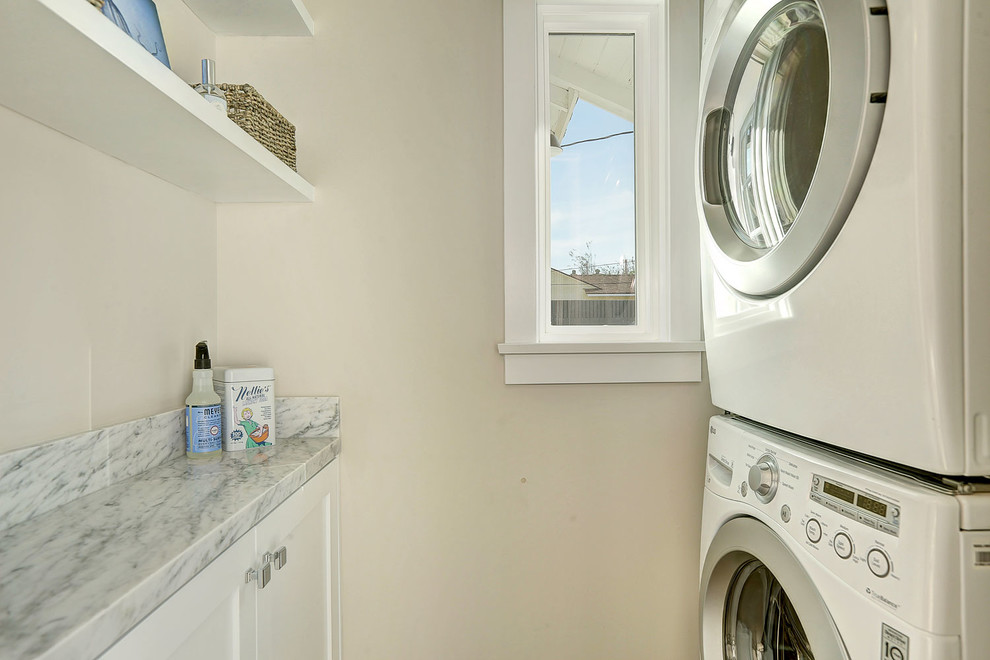 Exempel på en liten klassisk tvättstuga, med skåp i shakerstil, vita skåp, marmorbänkskiva, grå väggar, ljust trägolv och en tvättpelare