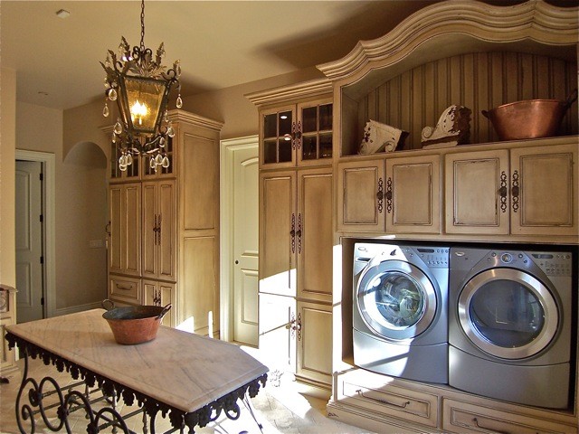 Example of a classic laundry room design in Los Angeles