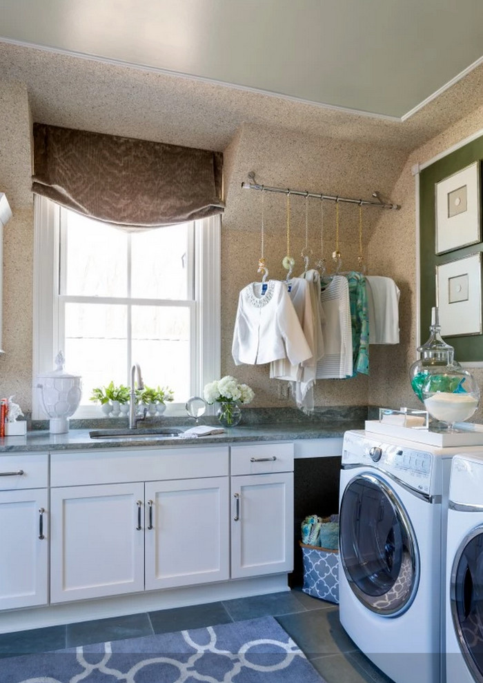 Idee per una grande sala lavanderia contemporanea con lavello a vasca singola, ante in stile shaker, ante bianche, pareti beige e lavatrice e asciugatrice affiancate