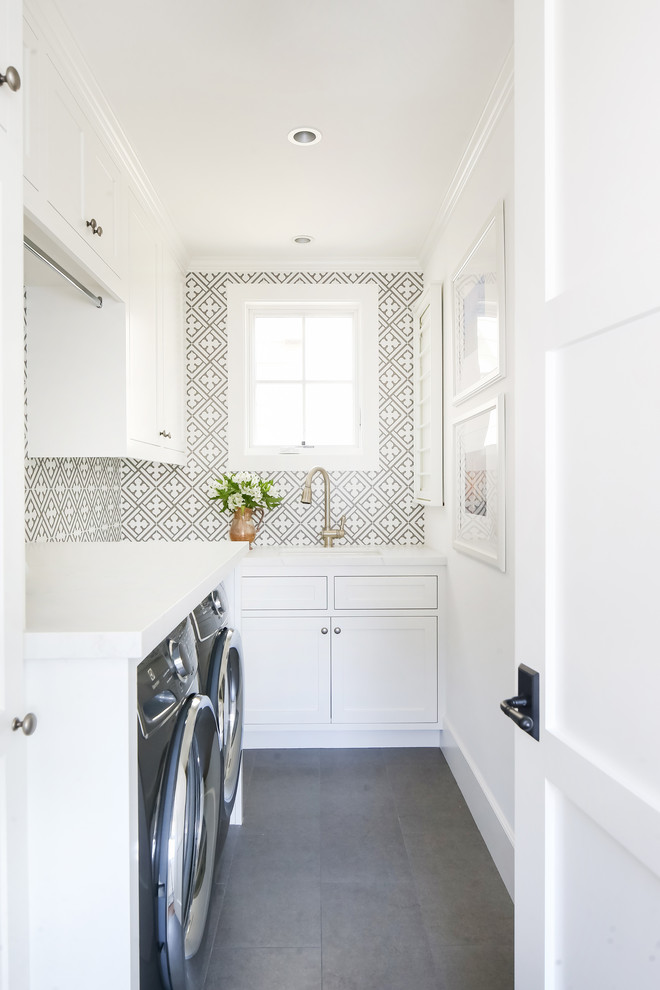 Idee per una sala lavanderia stile marinaro con lavello sottopiano, ante in stile shaker, ante bianche, pareti multicolore, lavatrice e asciugatrice affiancate, pavimento grigio e top bianco