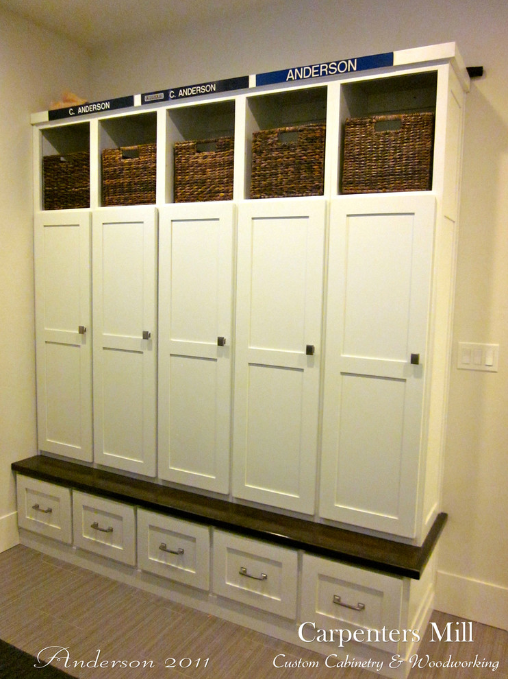 Exemple d'une buanderie linéaire craftsman avec un placard à porte shaker, des portes de placard blanches, plan de travail en marbre, des machines côte à côte, un évier encastré, un mur gris et un sol en carrelage de porcelaine.