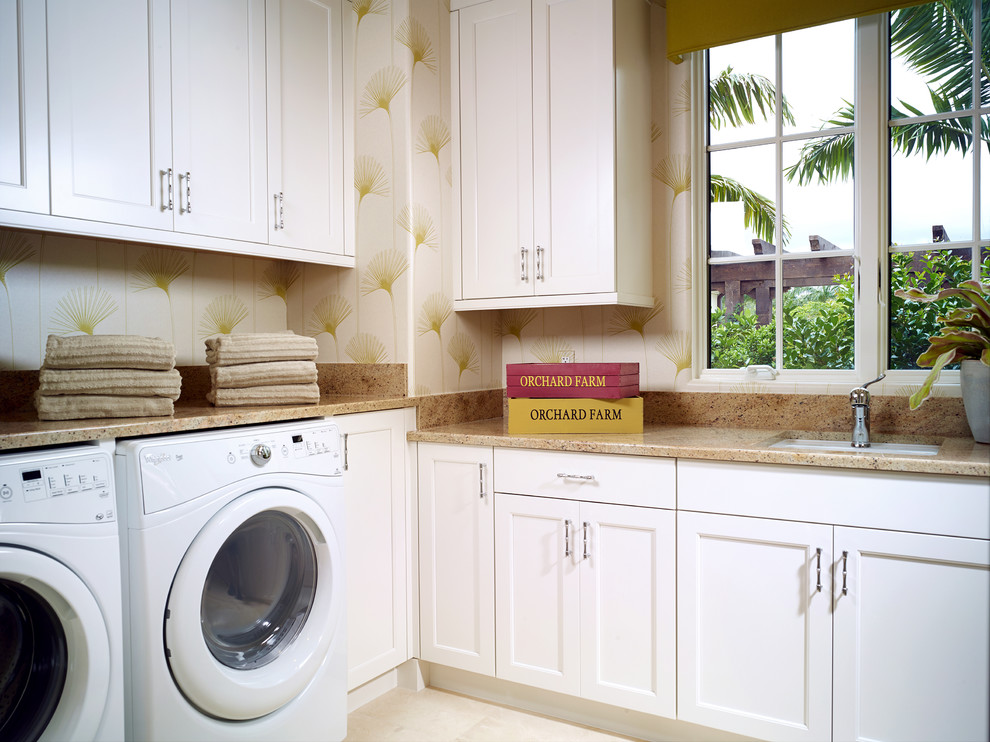 Inspiration för en tropisk tvättstuga, med en undermonterad diskho, vita skåp och en tvättmaskin och torktumlare bredvid varandra