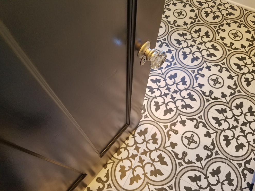 Einzeilige, Kleine Klassische Waschküche mit grauer Wandfarbe, Keramikboden, Waschmaschine und Trockner nebeneinander und buntem Boden in Chicago