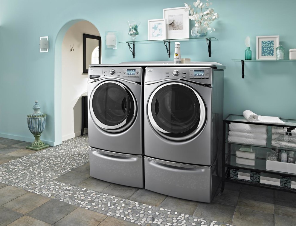 Exempel på en tvättstuga, med blå väggar, skiffergolv och en tvättmaskin och torktumlare bredvid varandra