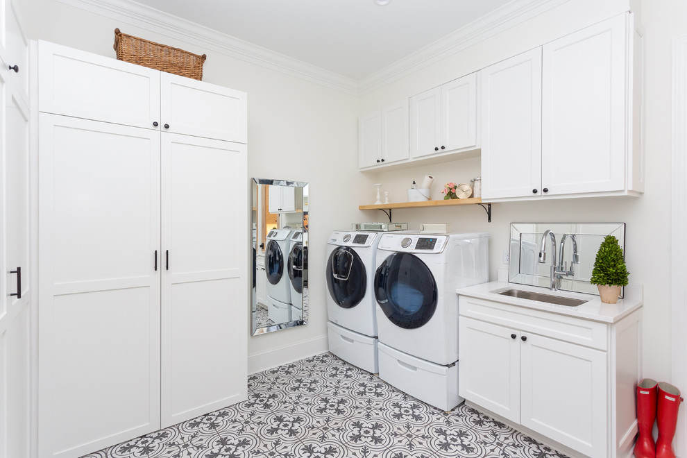 Idéer för vintage vitt tvättstugor, med en undermonterad diskho, skåp i shakerstil, vita skåp, vita väggar, en tvättmaskin och torktumlare bredvid varandra och flerfärgat golv