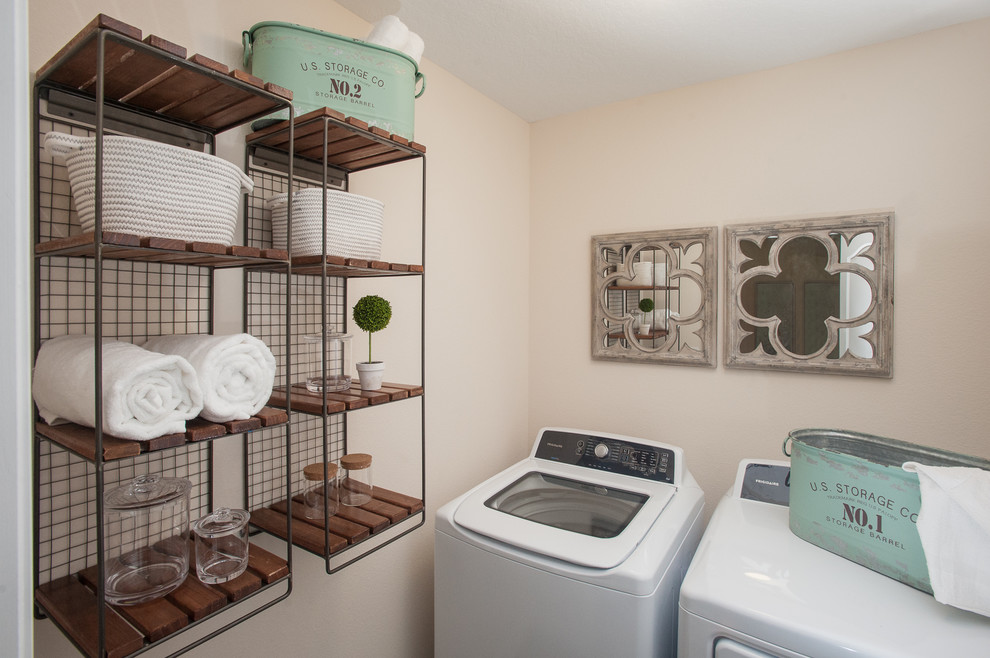 Idéer för att renovera en liten shabby chic-inspirerad liten tvättstuga, med en tvättmaskin och torktumlare bredvid varandra
