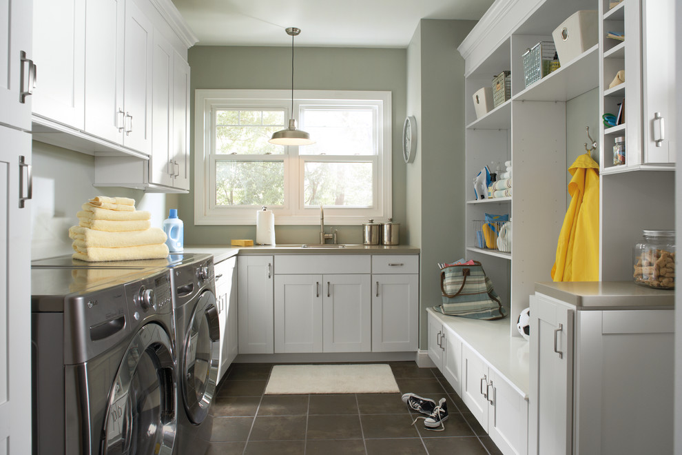 Idéer för stora vintage u-formade tvättstugor enbart för tvätt, med en undermonterad diskho, skåp i shakerstil, vita skåp, bänkskiva i kvarts, klinkergolv i keramik, en tvättmaskin och torktumlare bredvid varandra, grått golv och grå väggar