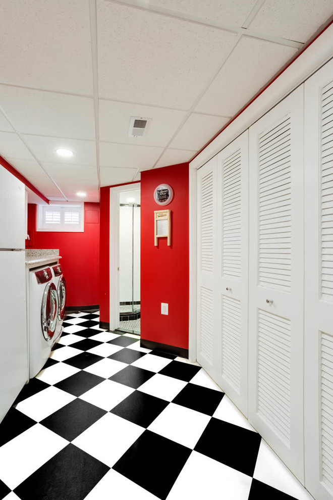 Diseño de cuarto de lavado de galera tradicional pequeño con armarios con paneles con relieve, puertas de armario blancas, encimera de granito, paredes rojas, suelo de baldosas de cerámica, lavadora y secadora juntas y suelo blanco