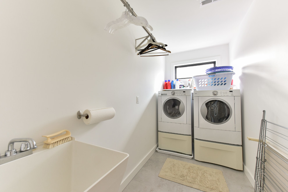 Esempio di una sala lavanderia minimalista di medie dimensioni con lavatoio, pareti bianche e lavatrice e asciugatrice affiancate