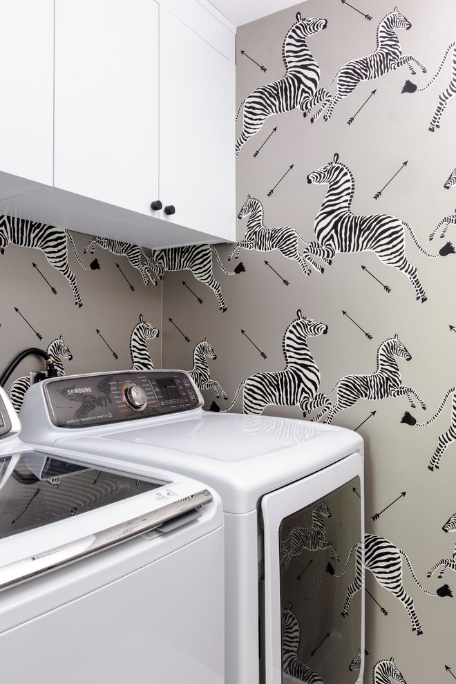 Foto di una lavanderia chic con ante in stile shaker, ante bianche, pareti grigie e lavatrice e asciugatrice affiancate