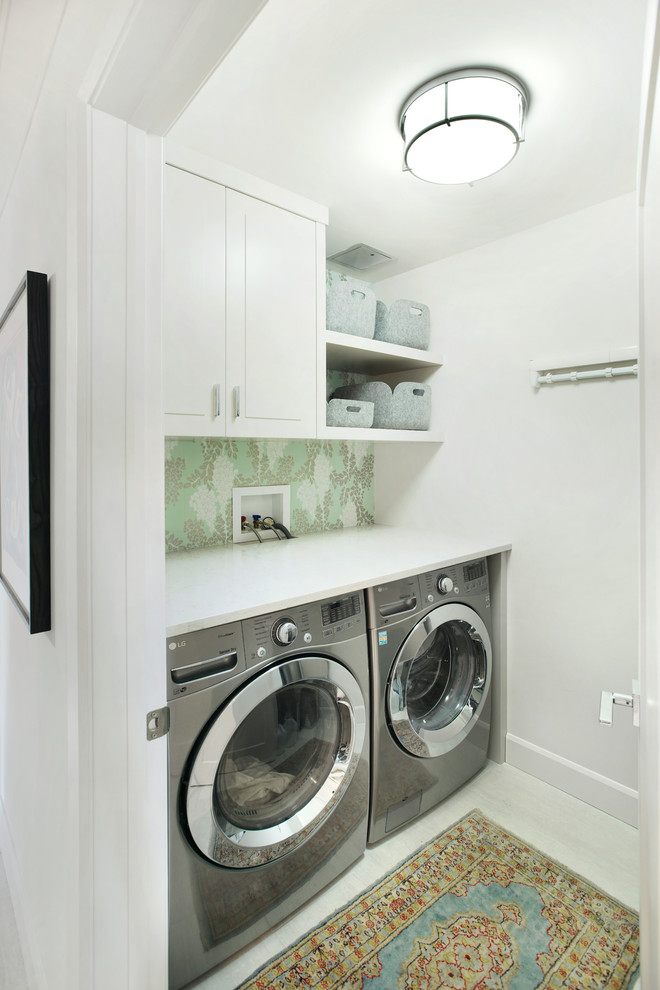 Foto di una piccola sala lavanderia minimal con ante con bugna sagomata, ante bianche, top in legno, pareti bianche, lavatrice e asciugatrice affiancate e top bianco