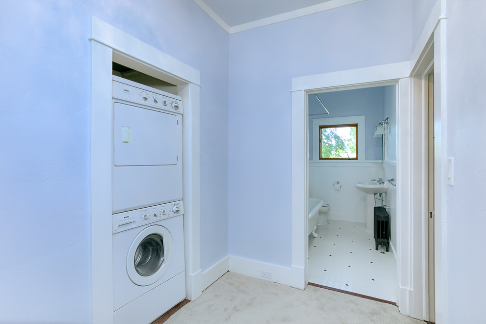 Inredning av en amerikansk liten liten tvättstuga, med blå väggar och en tvättpelare