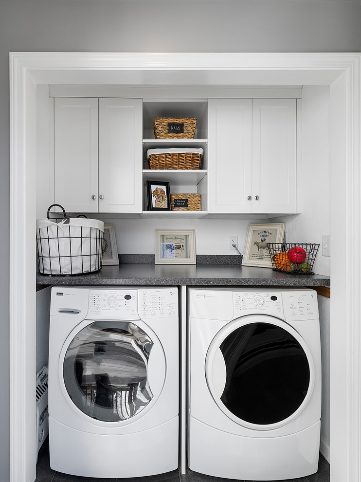 Idéer för att renovera en mellanstor vintage linjär liten tvättstuga, med skåp i shakerstil, vita skåp, laminatbänkskiva, vita väggar och en tvättmaskin och torktumlare bredvid varandra