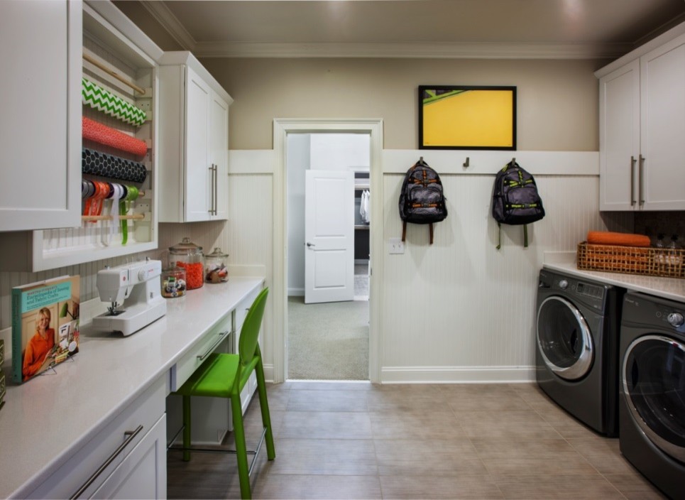 ローリーにある広いトランジショナルスタイルのおしゃれな洗濯室 (ll型、シェーカースタイル扉のキャビネット、白いキャビネット、左右配置の洗濯機・乾燥機) の写真