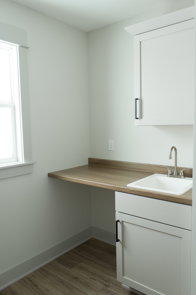 Cottage laundry room photo in Grand Rapids