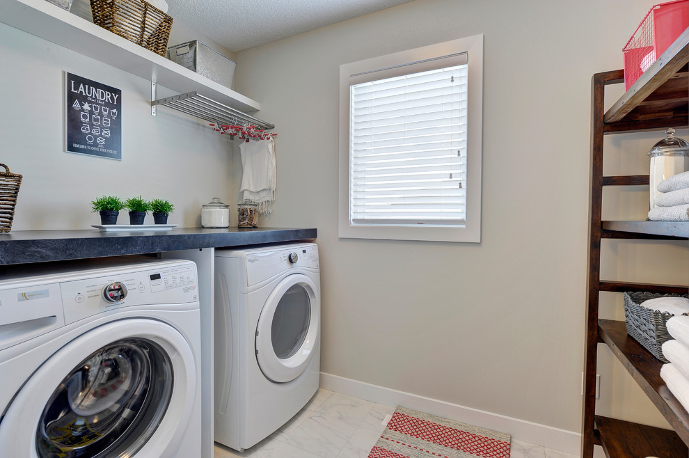 Bild på en mellanstor vintage parallell tvättstuga enbart för tvätt, med laminatbänkskiva, grå väggar, klinkergolv i keramik, en tvättmaskin och torktumlare bredvid varandra och vitt golv