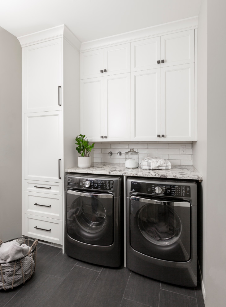 Esempio di una lavanderia multiuso classica con ante in stile shaker, ante bianche, top in granito, pareti grigie, pavimento con piastrelle in ceramica, lavatrice e asciugatrice affiancate, pavimento grigio e top grigio
