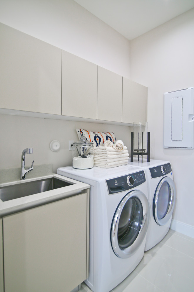 Trendy laundry room photo in Miami