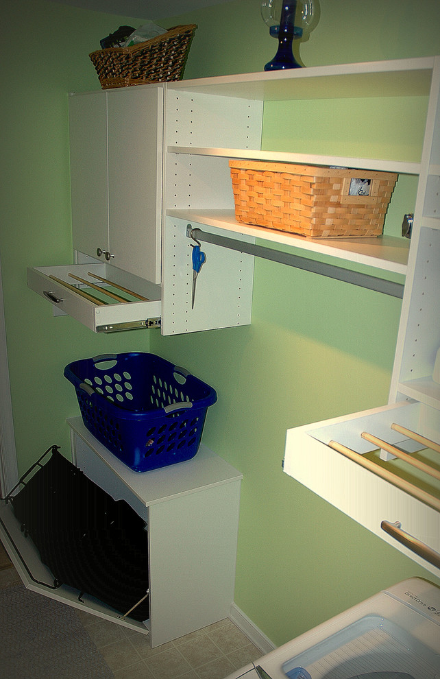 Einzeilige, Große Moderne Waschküche mit flächenbündigen Schrankfronten, weißen Schränken, grüner Wandfarbe, Linoleum und Waschmaschine und Trockner nebeneinander in Richmond