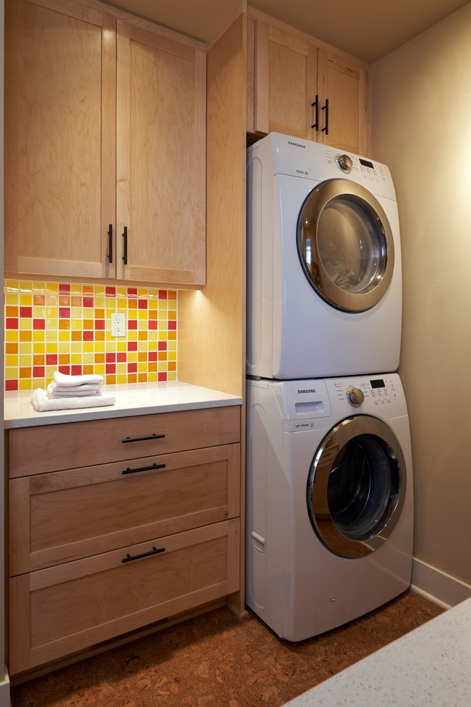 Amerikansk inredning av en liten vita parallell vitt tvättstuga enbart för tvätt, med skåp i shakerstil, skåp i ljust trä, korkgolv, en tvättpelare, bänkskiva i kvarts, brunt golv och beige väggar