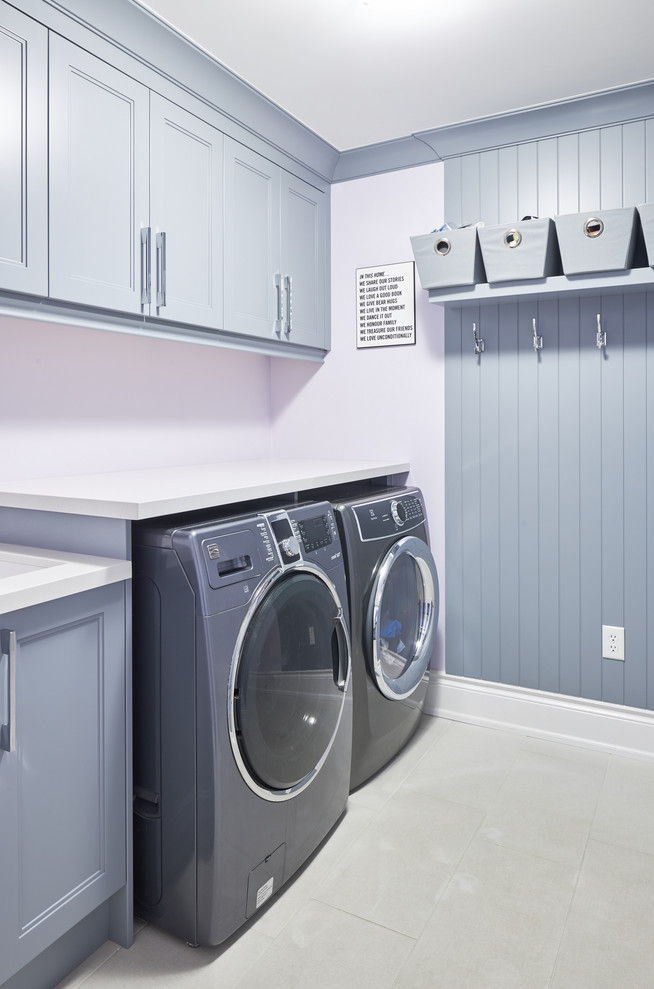トロントにあるお手頃価格の中くらいなコンテンポラリースタイルのおしゃれな家事室 (I型、アンダーカウンターシンク、シェーカースタイル扉のキャビネット、グレーのキャビネット、クオーツストーンカウンター、紫の壁、磁器タイルの床、左右配置の洗濯機・乾燥機、白い床、白いキッチンカウンター) の写真