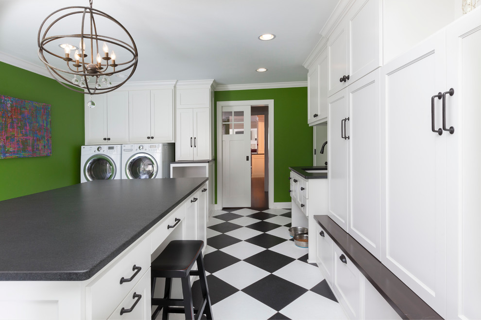 Idéer för att renovera en stor vintage tvättstuga enbart för tvätt, med en undermonterad diskho, vita skåp, granitbänkskiva, gröna väggar, vinylgolv, en tvättmaskin och torktumlare bredvid varandra, luckor med infälld panel och flerfärgat golv