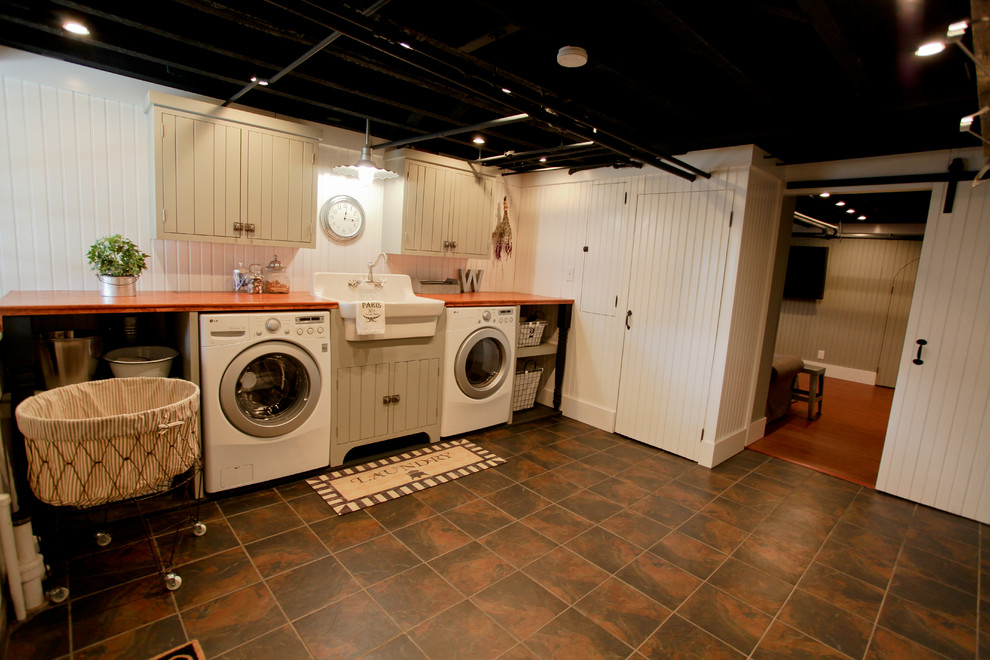Laundry room - traditional laundry room idea in Philadelphia