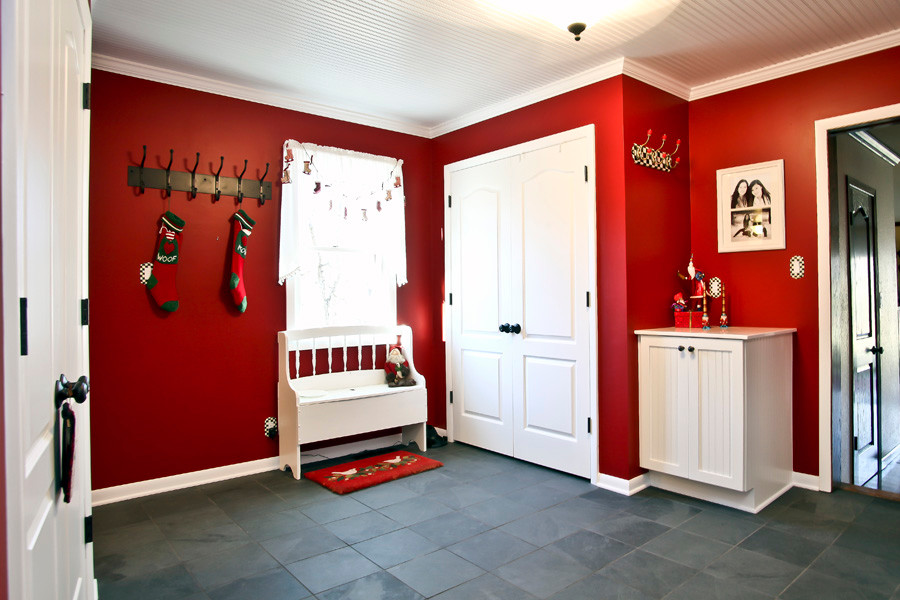 Foto di una sala lavanderia american style di medie dimensioni con ante in stile shaker, ante bianche, pareti rosse, pavimento in ardesia e lavatrice e asciugatrice affiancate
