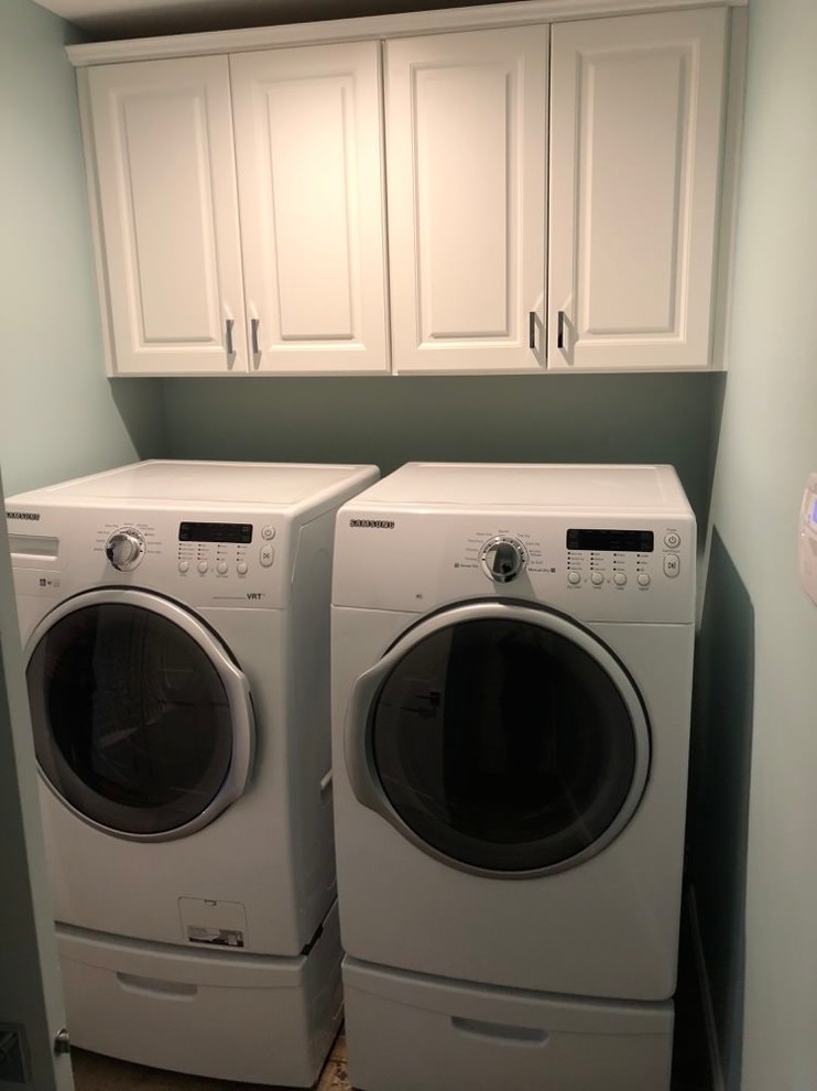 Laundry room photo in New York