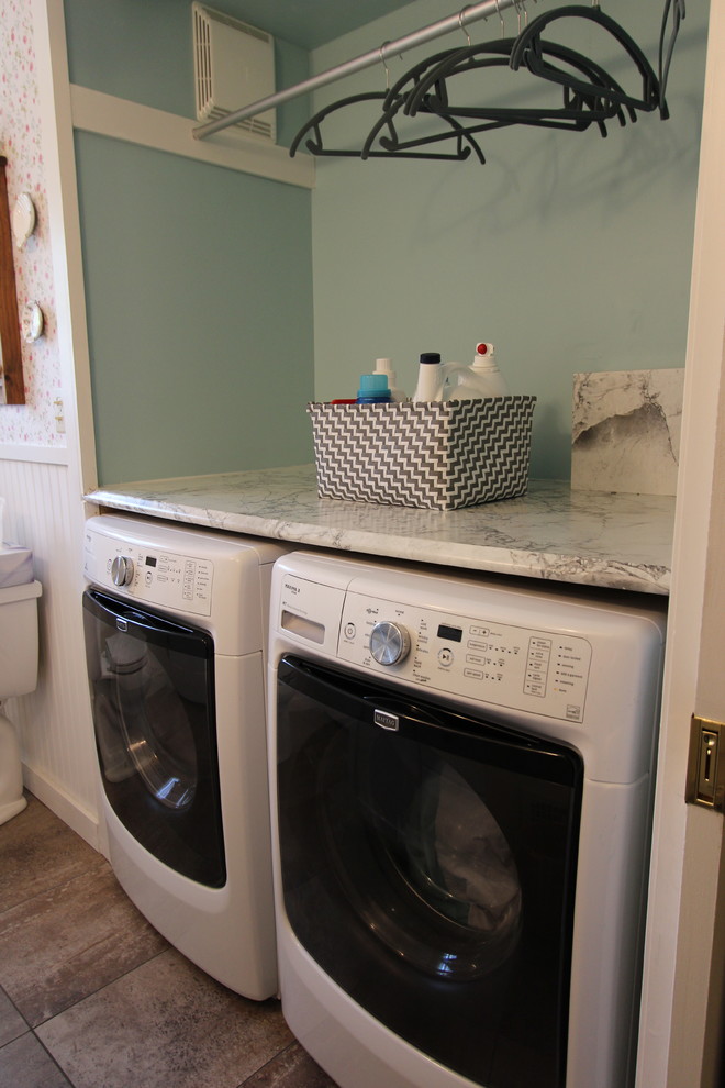 Idee per una piccola lavanderia country con lavello da incasso, ante bianche, top in laminato, pareti verdi e lavatrice e asciugatrice affiancate