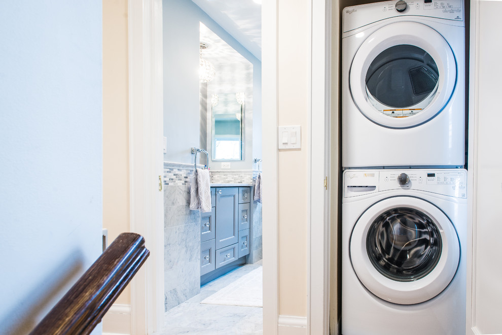 Ejemplo de lavadero tradicional renovado de tamaño medio con armarios con paneles empotrados, paredes azules y suelo gris