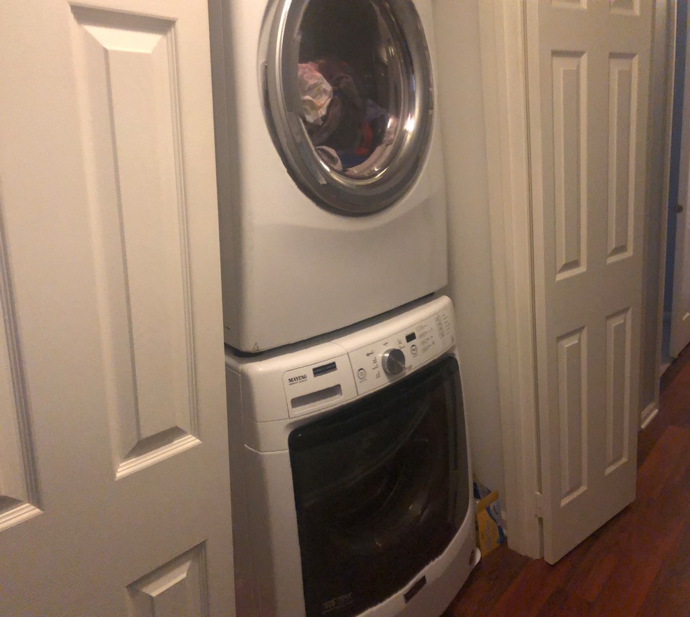 Foto di un piccolo ripostiglio-lavanderia con lavatrice e asciugatrice a colonna