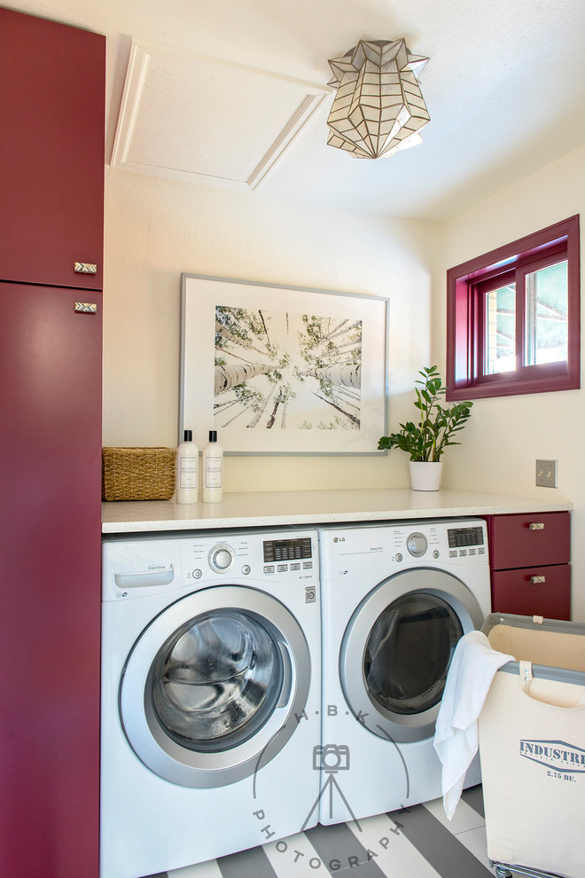 小さなおしゃれな洗濯室 (I型、フラットパネル扉のキャビネット、赤いキャビネット、ベージュの壁、セラミックタイルの床、左右配置の洗濯機・乾燥機、マルチカラーの床、ベージュのキッチンカウンター) の写真