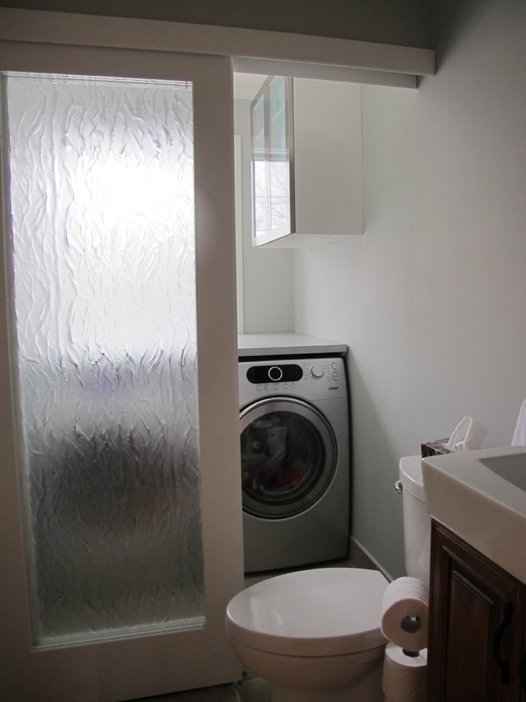 Example of a classic laundry room design in Montreal