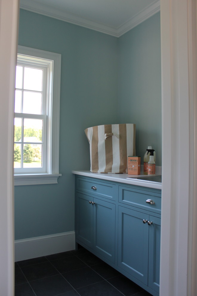 Inspiration för stora klassiska parallella vitt tvättstugor enbart för tvätt, med blå skåp, blå väggar och grått golv