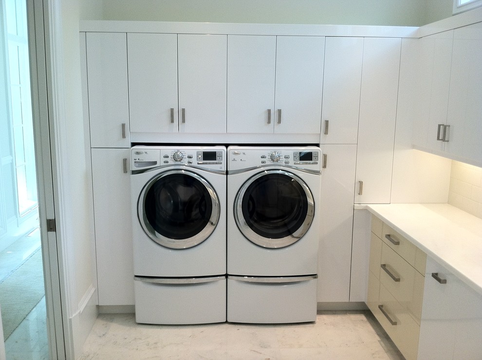 Minimalist laundry room photo in Miami