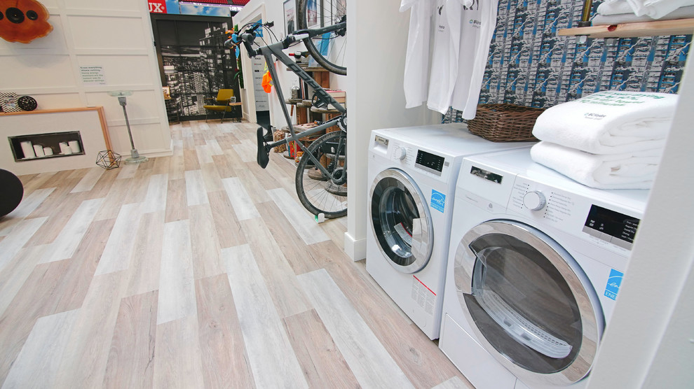 Multifunktionaler, Kleiner Moderner Hauswirtschaftsraum mit Vinylboden, weißen Schränken, blauer Wandfarbe und Waschmaschine und Trockner nebeneinander in Vancouver