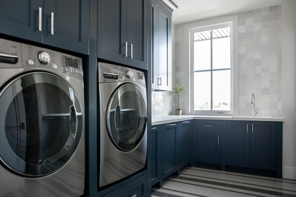 Foto di una grande sala lavanderia country con lavello a vasca singola, ante in stile shaker, ante blu, top in laminato, lavatrice e asciugatrice affiancate e top bianco