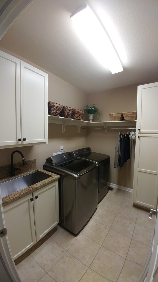 Foto di una piccola sala lavanderia chic con lavello sottopiano, ante in stile shaker, ante bianche, top in granito, pareti beige e lavatrice e asciugatrice affiancate