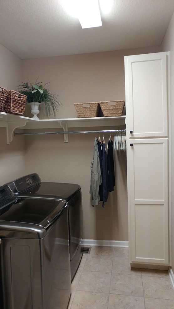 Foto di una piccola sala lavanderia classica con lavello sottopiano, ante in stile shaker, ante bianche, top in granito, pareti beige e lavatrice e asciugatrice affiancate
