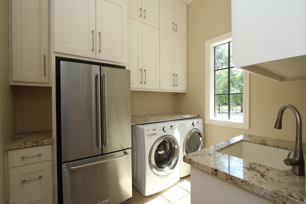 Idee per una sala lavanderia tradizionale di medie dimensioni con lavello sottopiano, ante in stile shaker, ante bianche, top in granito e lavatrice e asciugatrice affiancate