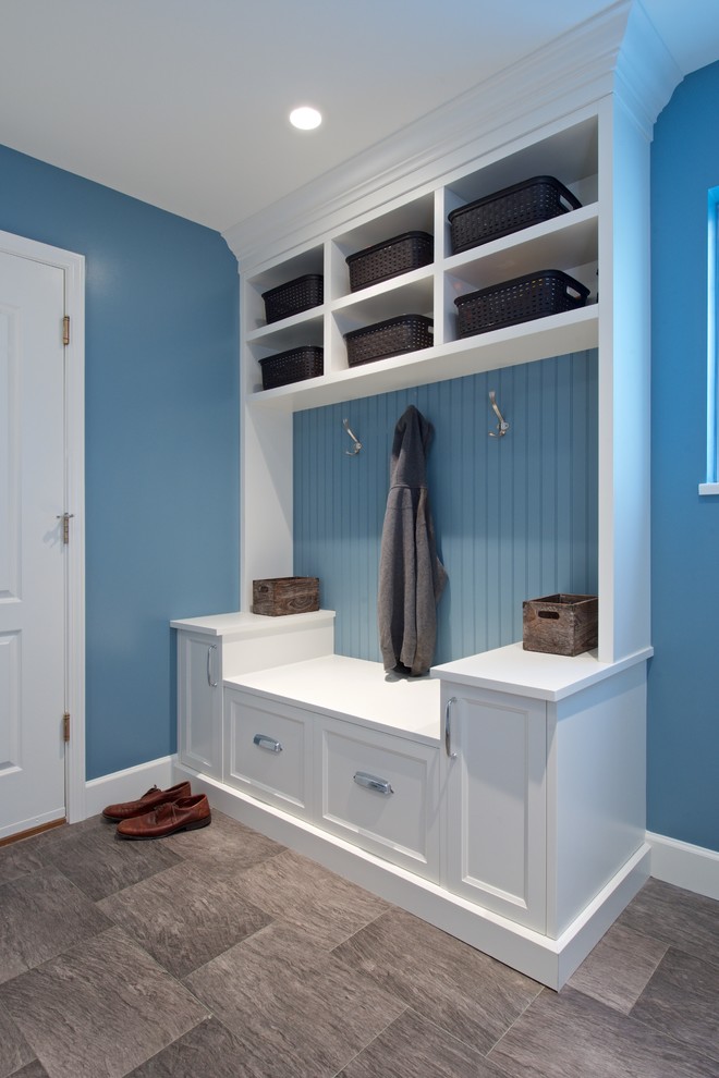 Ispirazione per una lavanderia multiuso tradizionale di medie dimensioni con ante in stile shaker, ante bianche, top in quarzite, pareti blu, pavimento in vinile e lavatrice e asciugatrice affiancate